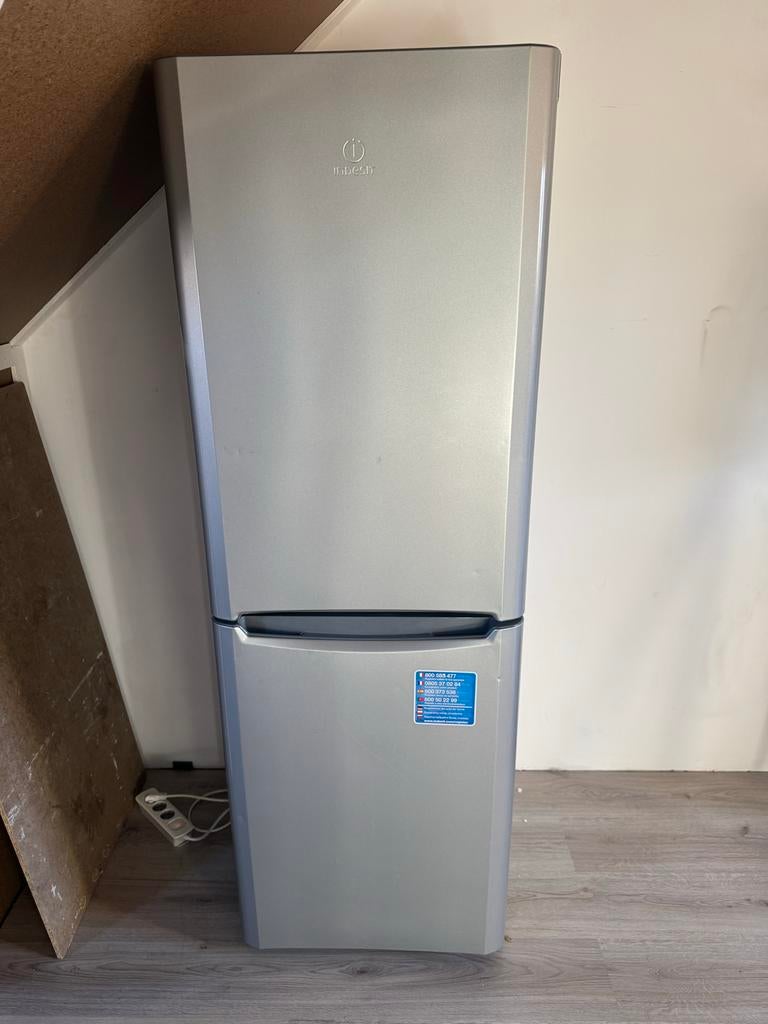 Indesit Koel/vriescombinatie - Zilverkleurig, Ophalen, Gebruikt, 200 liter of meer, Met aparte vriezer