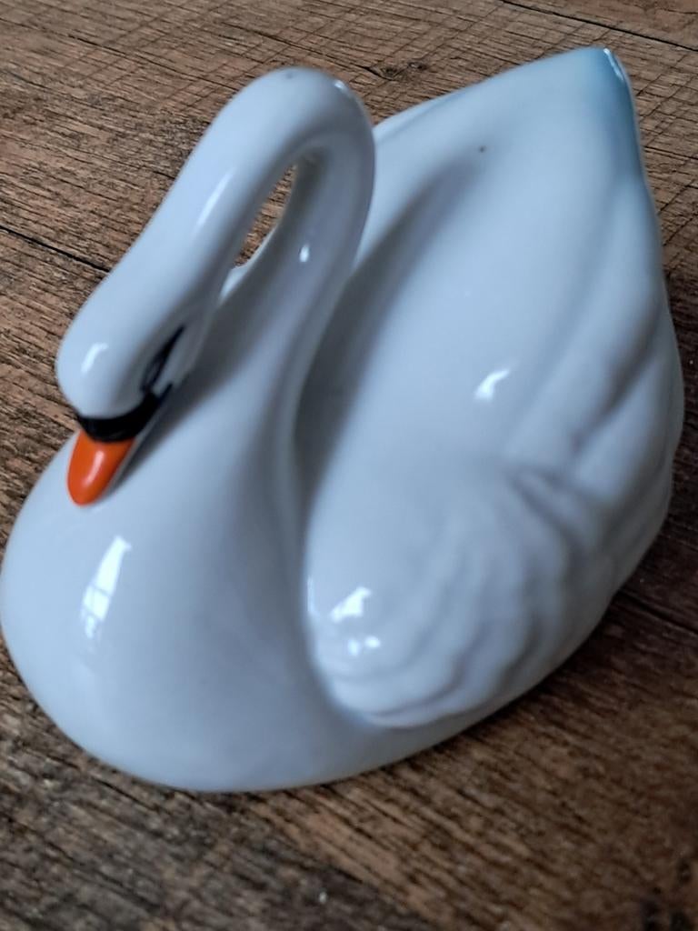 Zwaan. Beeldje. Porselein., Antiek en Kunst, Curiosa en Brocante, Ophalen of Verzenden