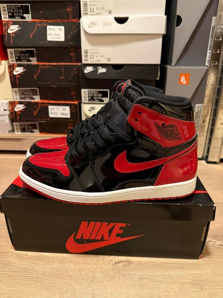 Air Jordan 1 patent bred (45,5), Ophalen of Verzenden, Nieuw, Schoenen