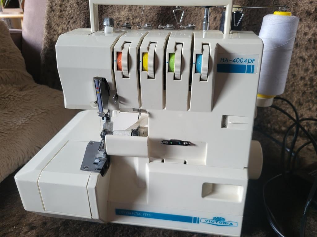 Victoria HA-4004DF Lockmachine - Zo goed als nieuw, Hobby en Vrije tijd, Naaimachines en Toebehoren, Ophalen of Verzenden, Zo goed als nieuw