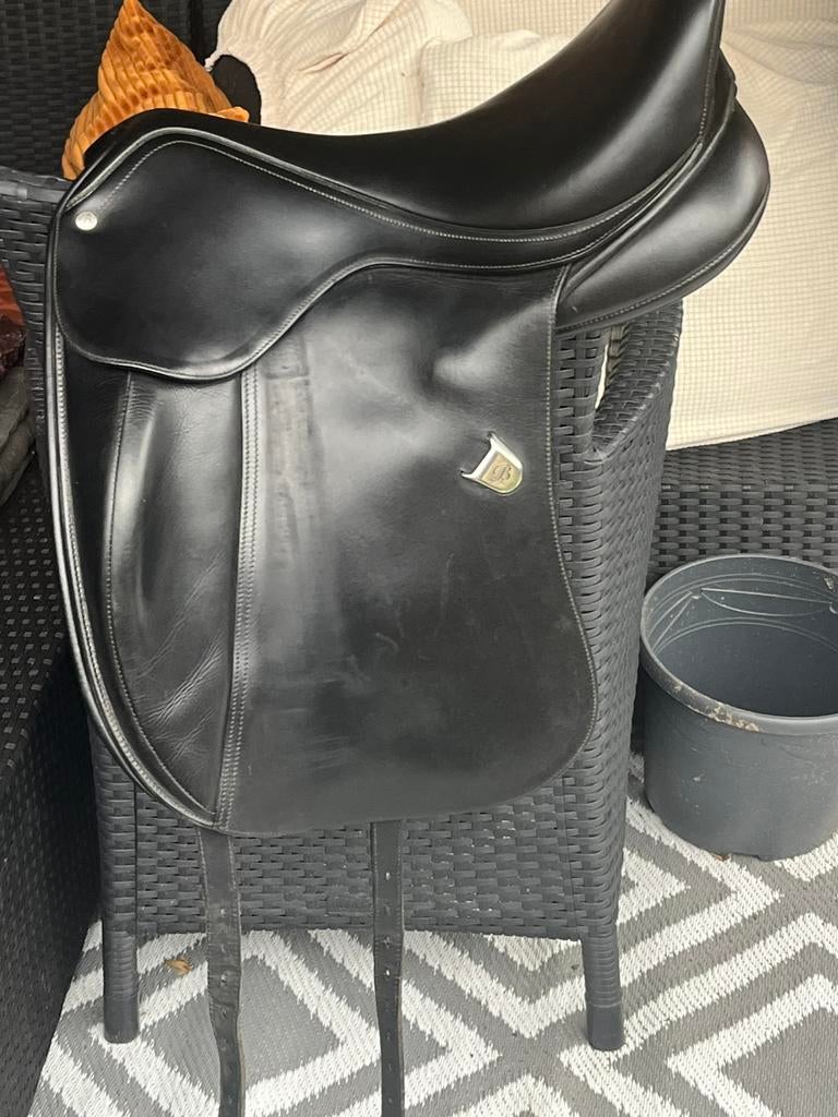 Goed onderhouden Bates  dressuur zadel 18 inch, Dieren en Toebehoren, Paarden en Pony's | Zadels, Ophalen of Verzenden, Gebruikt