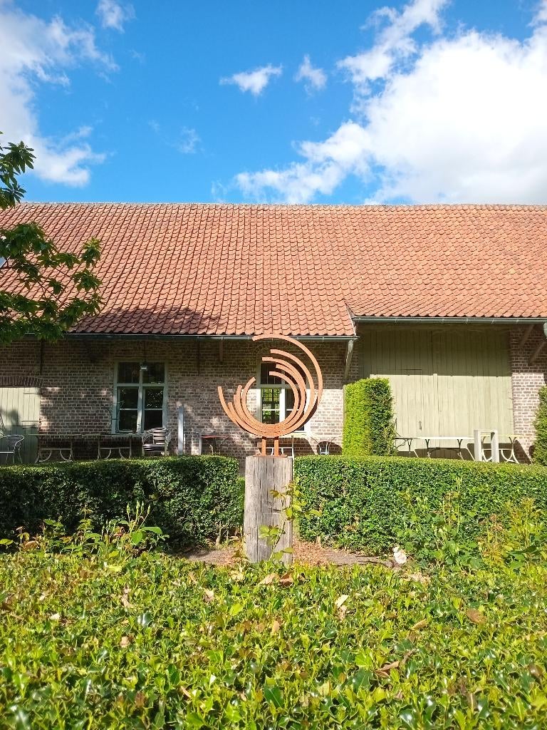 Stalen kunstwerk op hardhouten sokkel, Ophalen of Verzenden, Nieuw, Metaal, Abstract beeld