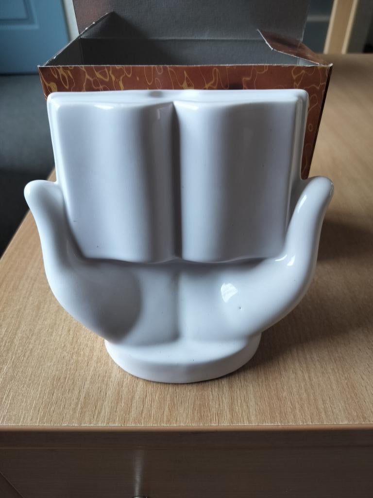 Witte Handen beeldje die een boek vasthouden - Nieuwstaat, Huis en Inrichting, Woonaccessoires | Vazen, Wit, Aardewerk of Porselein