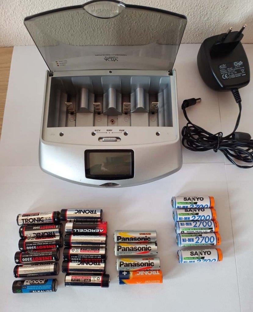Batterijlader met oplaadbare batterijen, Audio, Tv en Foto, Accu's en Batterijen, Ophalen of Verzenden, Zo goed als nieuw, Oplaadbaar