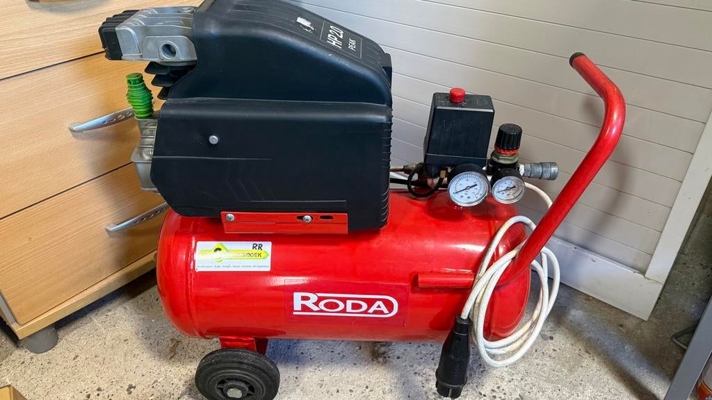 RODA Compressor met accessoires - 24L, 8 bar, Ophalen, Gebruikt, 6 tot 10 bar, Minder dan 200 liter/min
