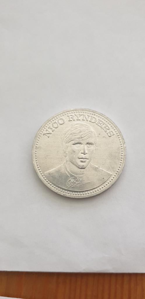 3035 nico rynders shell voetbal top 20 1970, Postzegels en Munten, Penningen en Medailles, Verzenden, Overige materialen