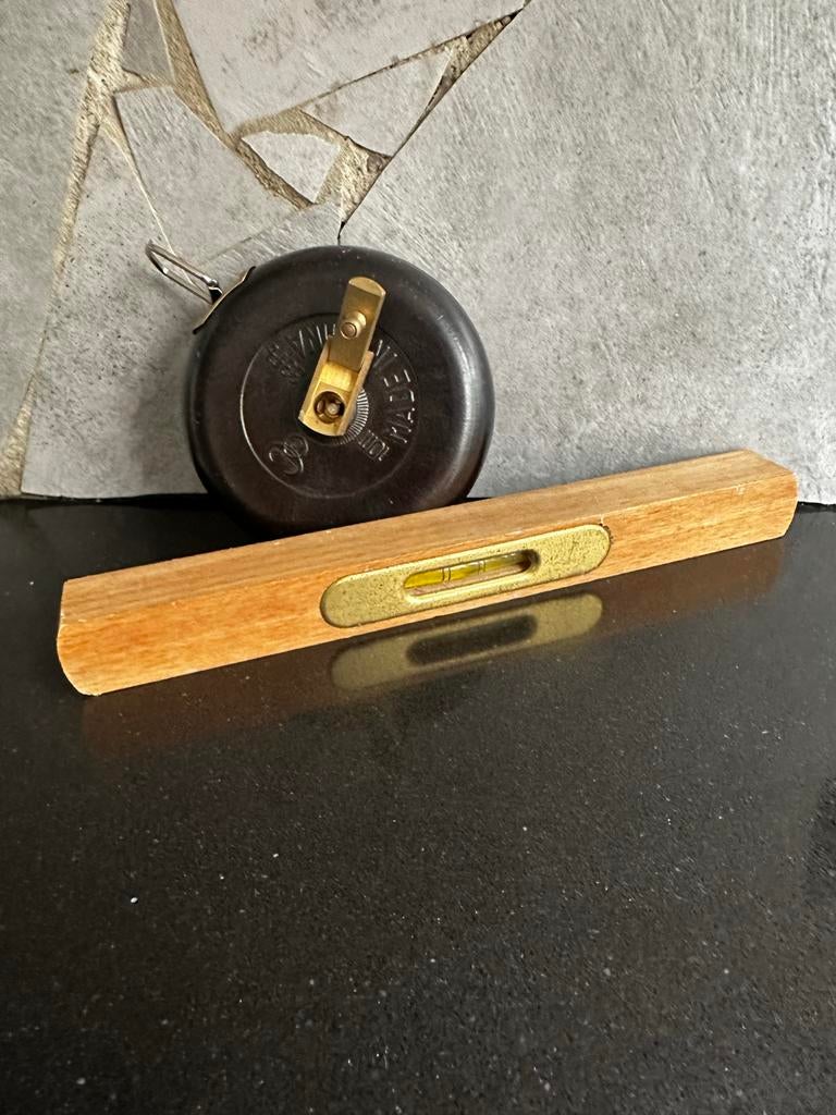 Oud gereedschap: Bakelieten rolmaat en waterpas, Antiek en Kunst, Ophalen of Verzenden