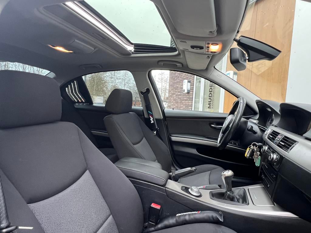 Luxe Grijze BMW 3-Serie 320i E90 M-Performance/SchuifDak/Nav, Auto's, BMW, 1995 cc, 4 cilinders, 14 km/l, Handgeschakeld