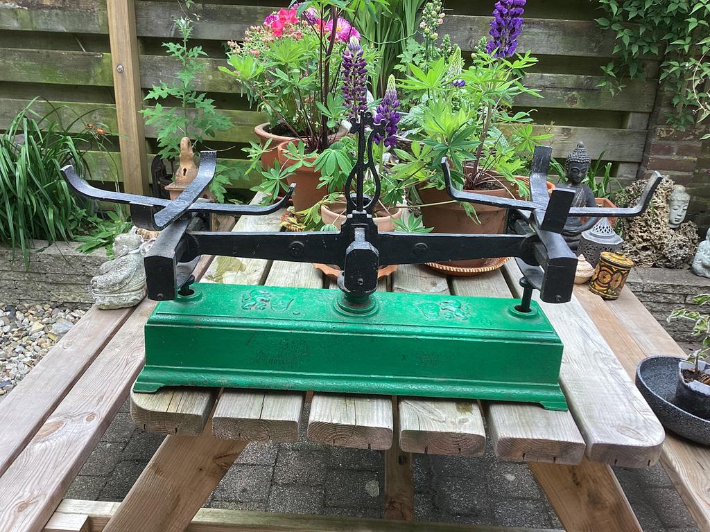 Grote zware groene weegschaal voor, €25, Ophalen