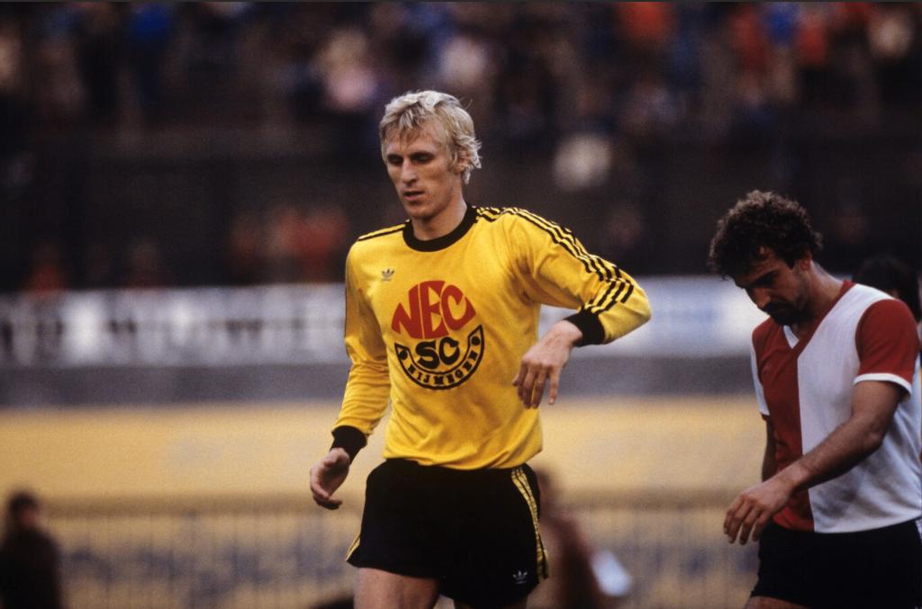 Gezocht: Geel/zwarte  Nec Nijmegen shirts 78-81, Ophalen of Verzenden, Zo goed als nieuw, Overige binnenlandse clubs, Shirt
