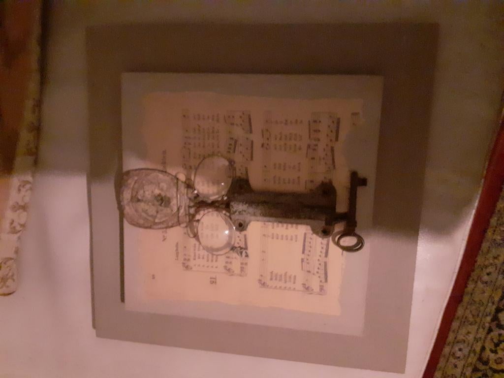 Brocante schilderijtje met een echte oude bril sleutel etc, Ophalen of Verzenden