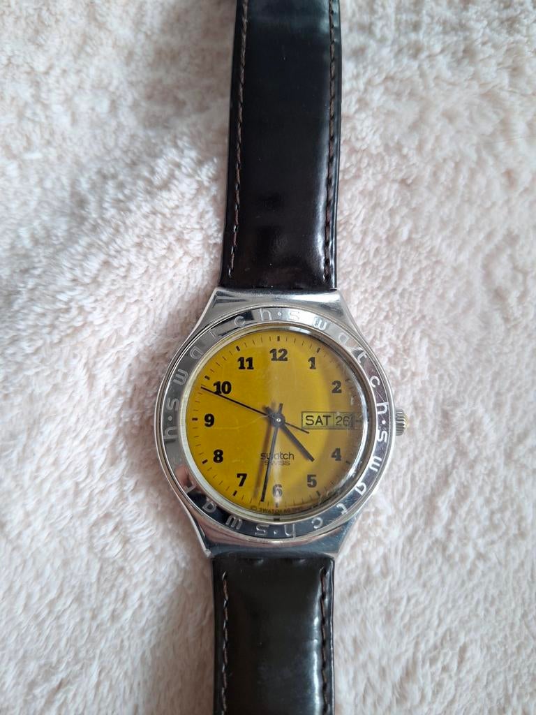 Swatch Irony Horloge met Gele Wijzerplaat en Leren Band, Staal, Polshorloge, Swatch, Ophalen of Verzenden