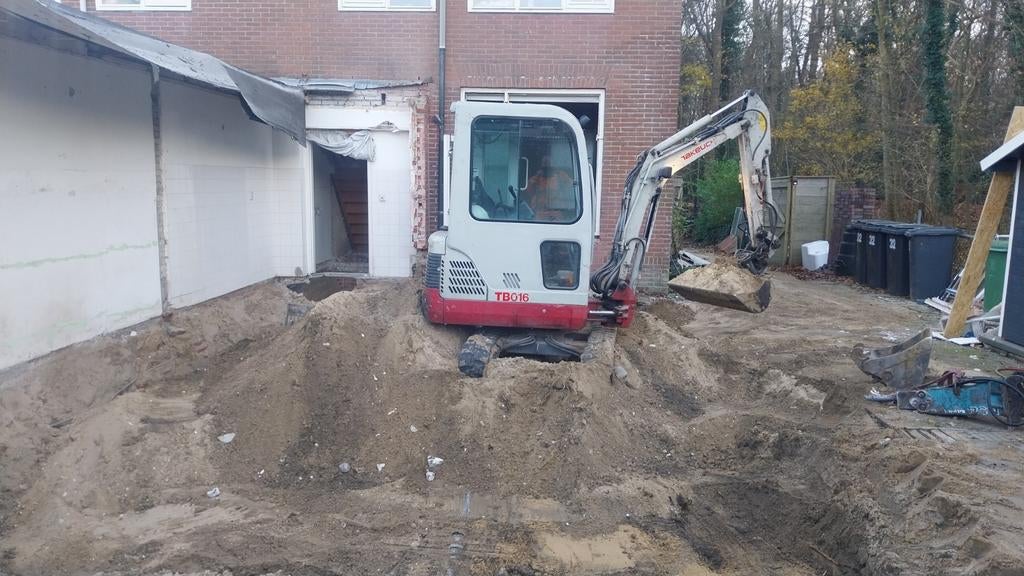 Afvoer grond zand puin tuinafval graafwerkzaamheden.