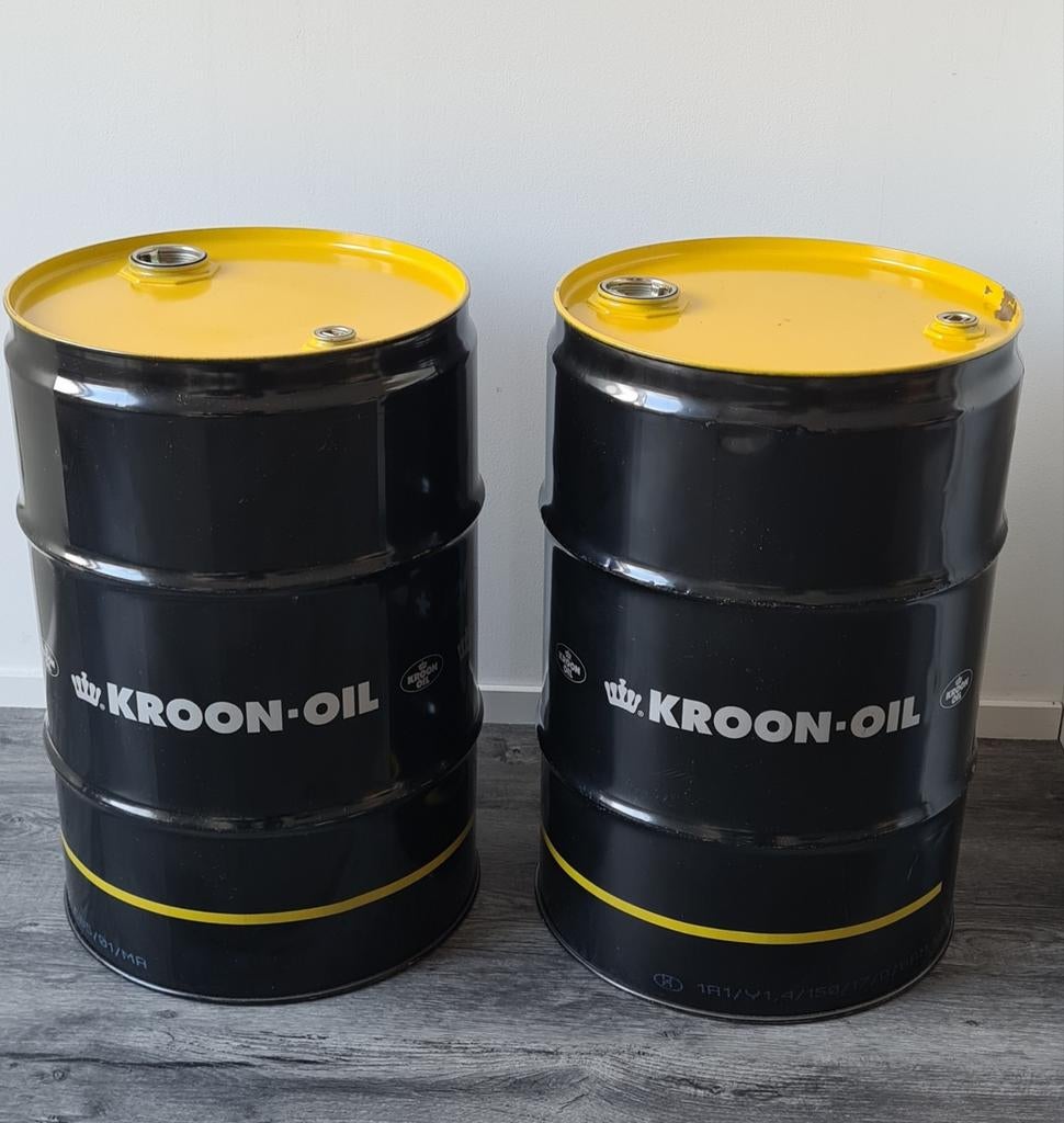 Twee drum/olie vaten kroon-oil, Ophalen