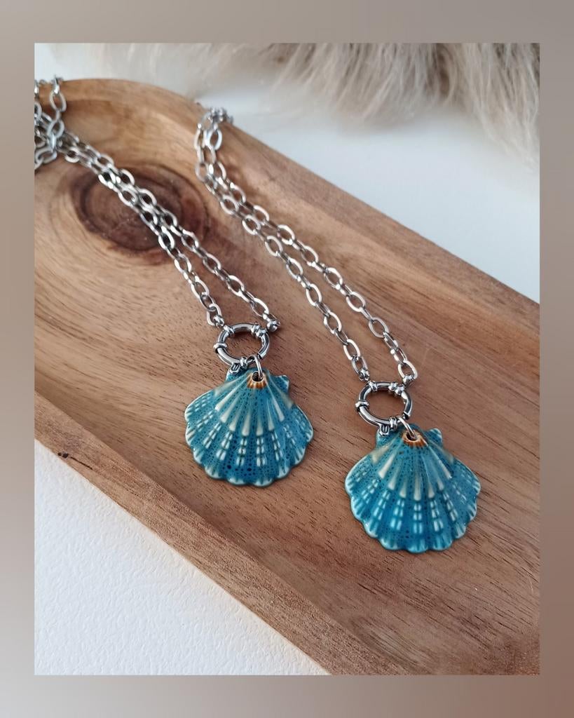 NIEUW! RVS ketting met mooie keramieke bedel, Sieraden, Tassen en Uiterlijk, Kettingen, Nieuw, Ophalen of Verzenden, Zilver, Overige materialen