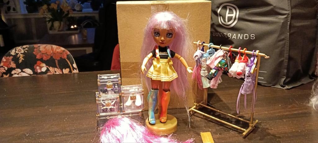 Rainbow High pop met kledingrek en accessoires, Kinderen en Baby's, Ophalen of Verzenden, Overige typen