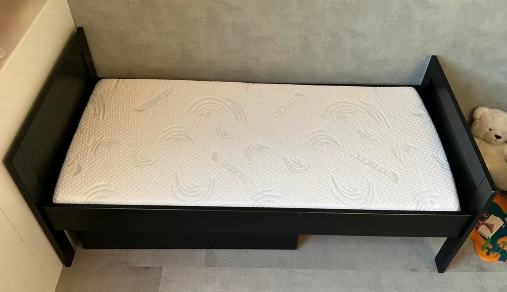 Europe kids Felix II peuterbedje mat zwart 150 bij 70 cm., 70 tot 85 cm, 140 tot 160 cm, Zo goed als nieuw, Ophalen