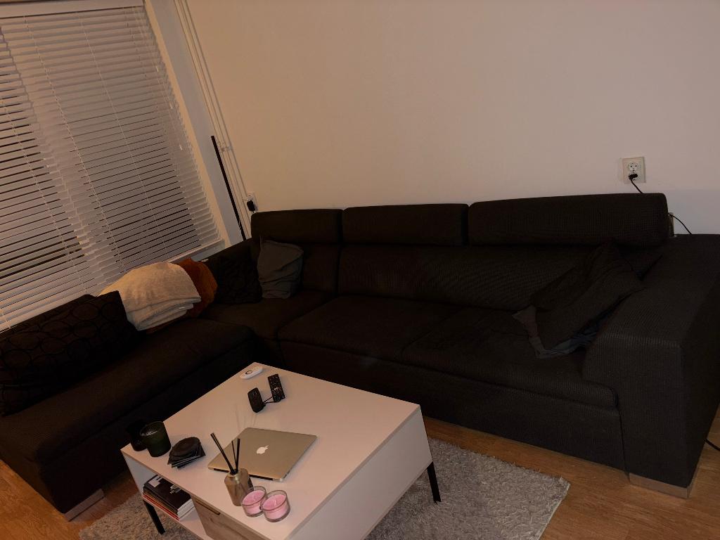 Hoekbank zwart, mag weg voor 2 kratten heineken, Ophalen, Gebruikt