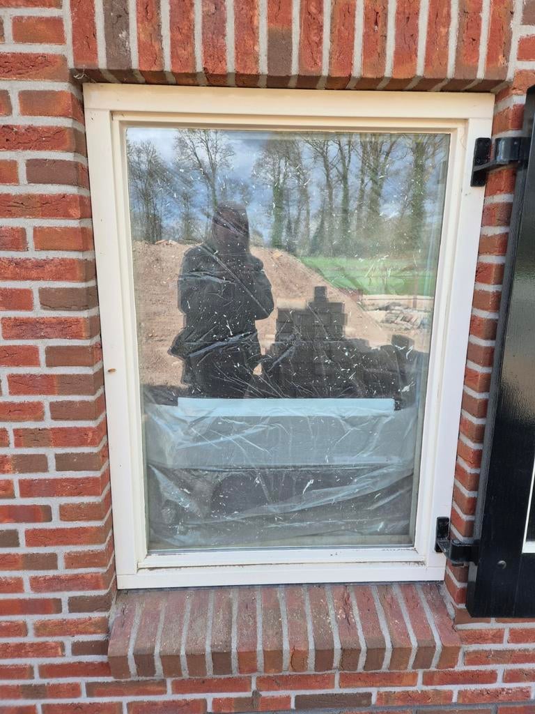 2 raamkozijnen van hout met dubbelglas, Doe-het-zelf en Verbouw, Kozijnen en Schuifpuien, Gebruikt, Raamkozijn, 75 tot 150 cm