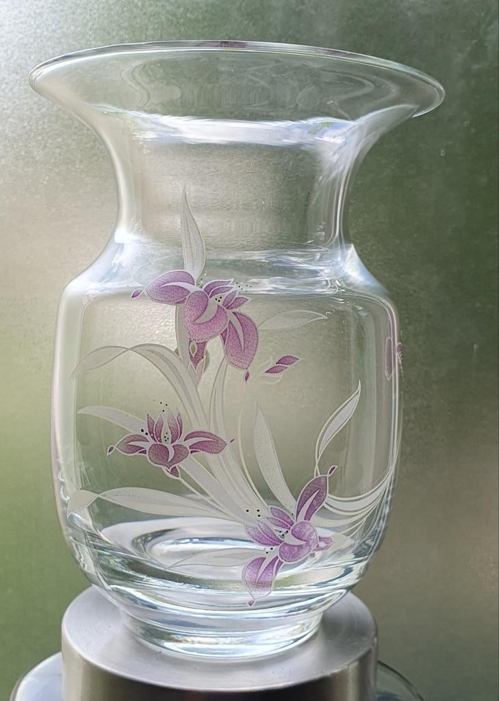 Prachtig 'Zwiesel glas' vaasje met bloemen en een vlinder, Ophalen of Verzenden