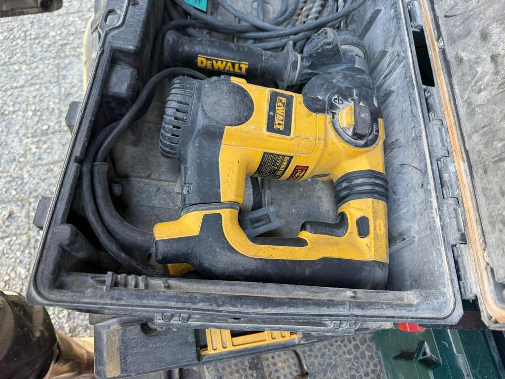 Dewalt Klopboormachine met koffer en borenset, Boormachine, Ophalen of Verzenden, Klopboormechanisme, Gebruikt