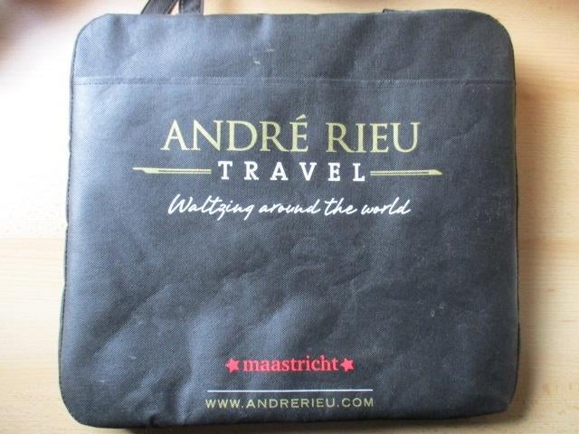 André Rieu Traveltas / zitkussen Waltzing around the world, Verzamelen, Ophalen of Verzenden, Gebruikt