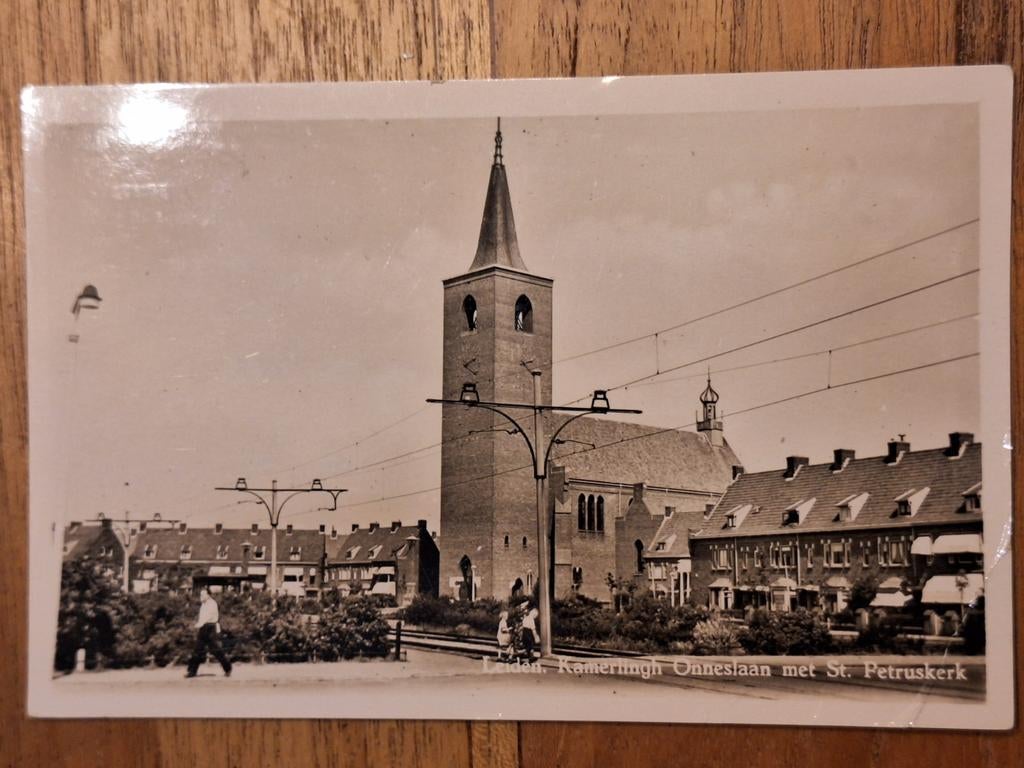 Fotokaart Leiden - Kamerlingh Onneslaan met St. Petruskerk, Ophalen of Verzenden, 1940 tot 1960, Gelopen, Zuid-Holland