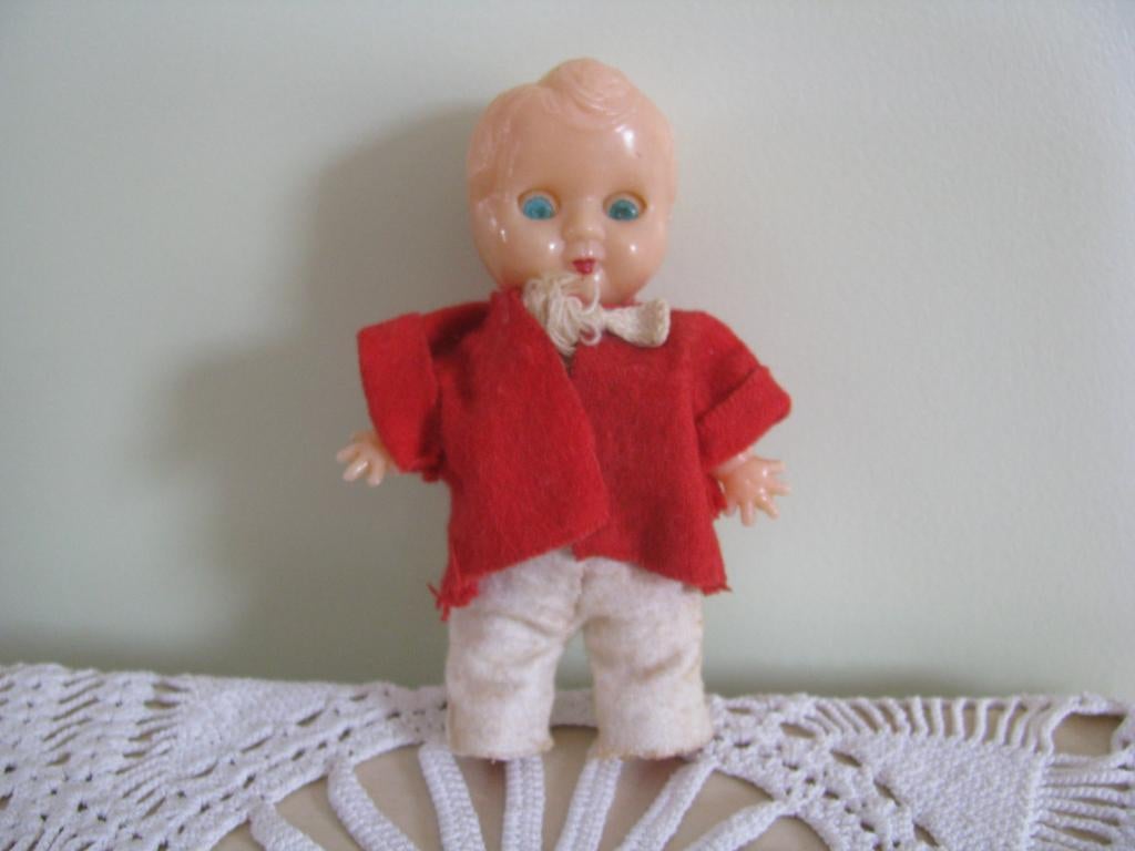 Van LANG geleden * mini pop * 10 cm * slaap ogen * Hong Kong, Verzamelen, Poppen, Ophalen of Verzenden, Gebruikt, Pop