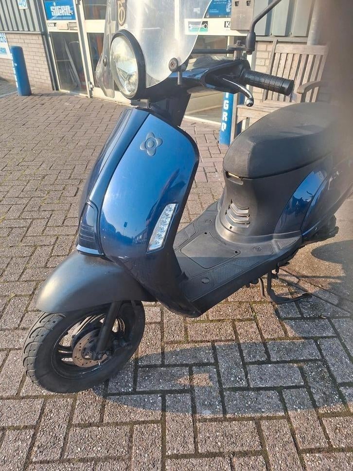 SCOOTER 2014 geel kenteken, Fietsen en Brommers, Ophalen of Verzenden, Benzine, Overige modellen