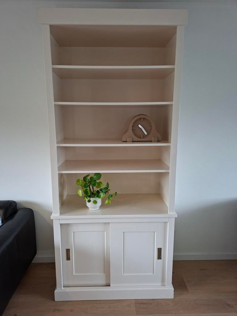 Roomwitte houten boekenkast met schuifdeuren, Huis en Inrichting, Kasten | Boekenkasten, Ophalen, Zo goed als nieuw, 50 tot 75 cm