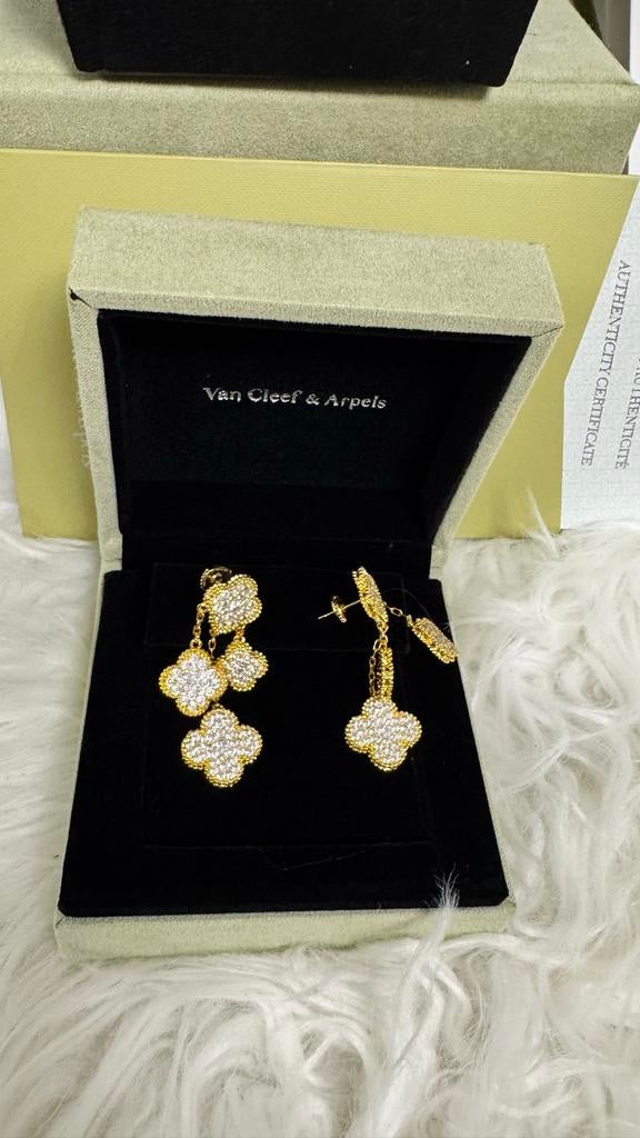 Van Cleef & Arpels Alhambra Oorbellen Goud met Kristal, Sieraden, Tassen en Uiterlijk, Oorbellen, Zo goed als nieuw, Hangers, Overige materialen