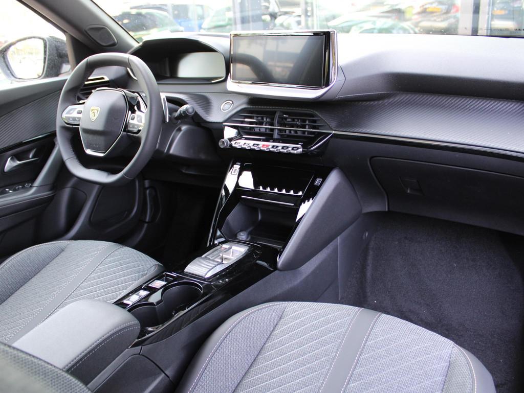 Peugeot e-2008 Allure Avantage 54 kWh VOORRAAD KORTING, 12 maanden, Stof, 156 pk, Zwart