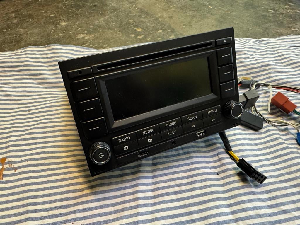VW Golf 4 R32 RCN210 Radio met USB en Bluetooth, Auto diversen, Autoradio's, Ophalen of Verzenden, Gebruikt