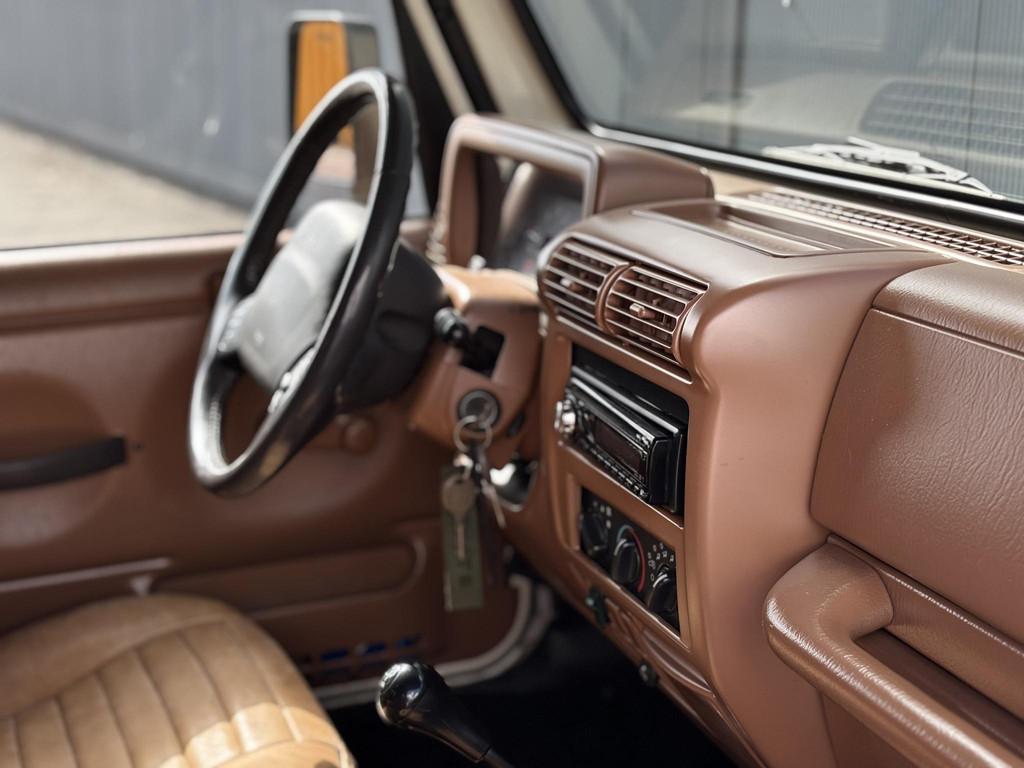 Jeep Wrangler 4.0i Softtop BRUTE | Airco | Cruise Control |, Auto's, Jeep, Gebruikt, Airbags, 2000 kg, Wit