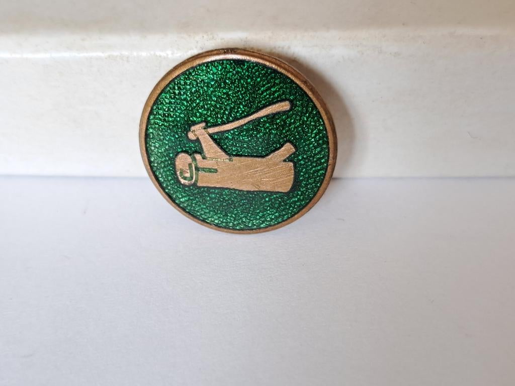 Oude broche emaille inleg houthakken bijl boomstam, Sieraden, Tassen en Uiterlijk, Antieke sieraden, Verzenden, Overige materialen
