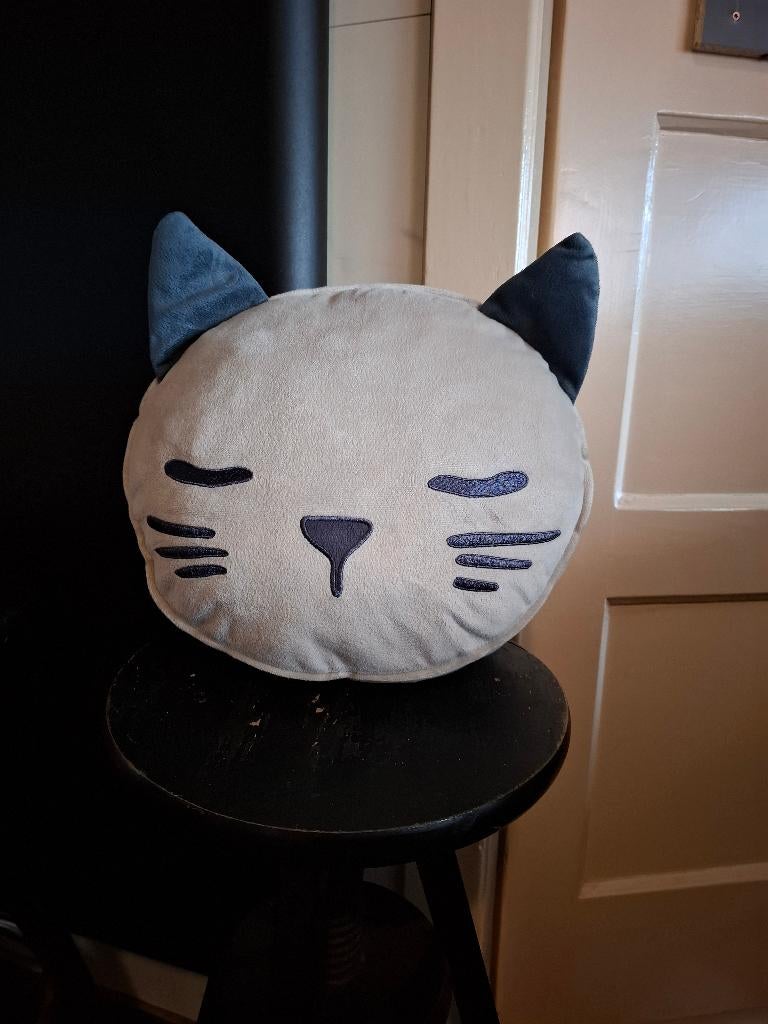 Ikea Ronde kussen poes 2 kleurig grijs oogjes dicht 34x38cm, Kinderen en Baby's, Speelgoed | Knuffels en Pluche, Ophalen of Verzenden