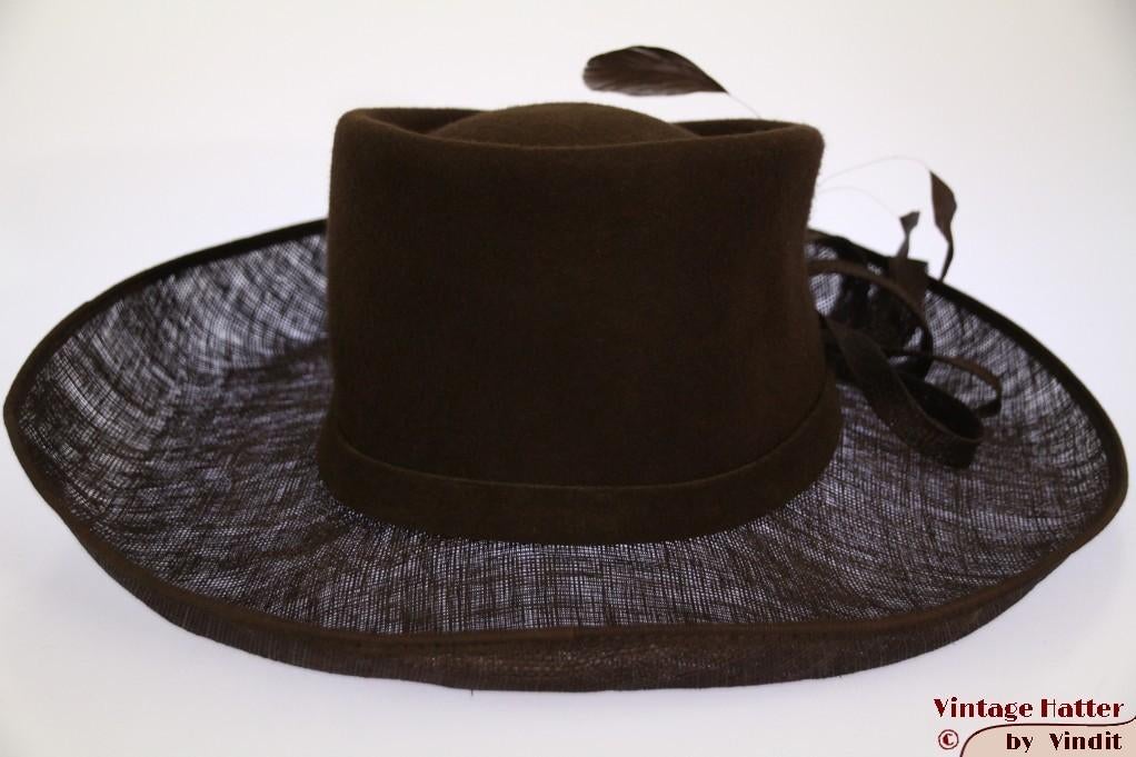 Dameshoed donker bruin sisal en vilt met veren 56 nieuw, Ophalen of Verzenden, Nieuw, 56 of 57 cm (M, 7 of 7⅛ inch), Hoed