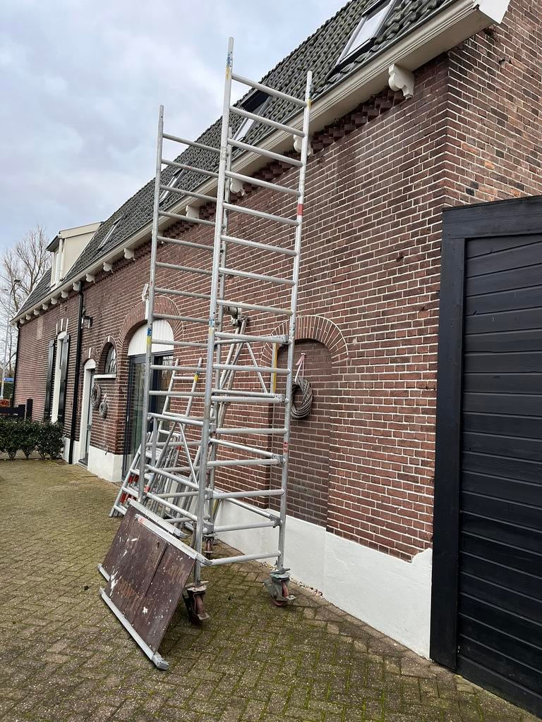 Compacte steiger, werkhoogte tot 8,2 meter met kar te huur, Ophalen, Gebruikt, Gevelsteiger, 5 meter of hoger