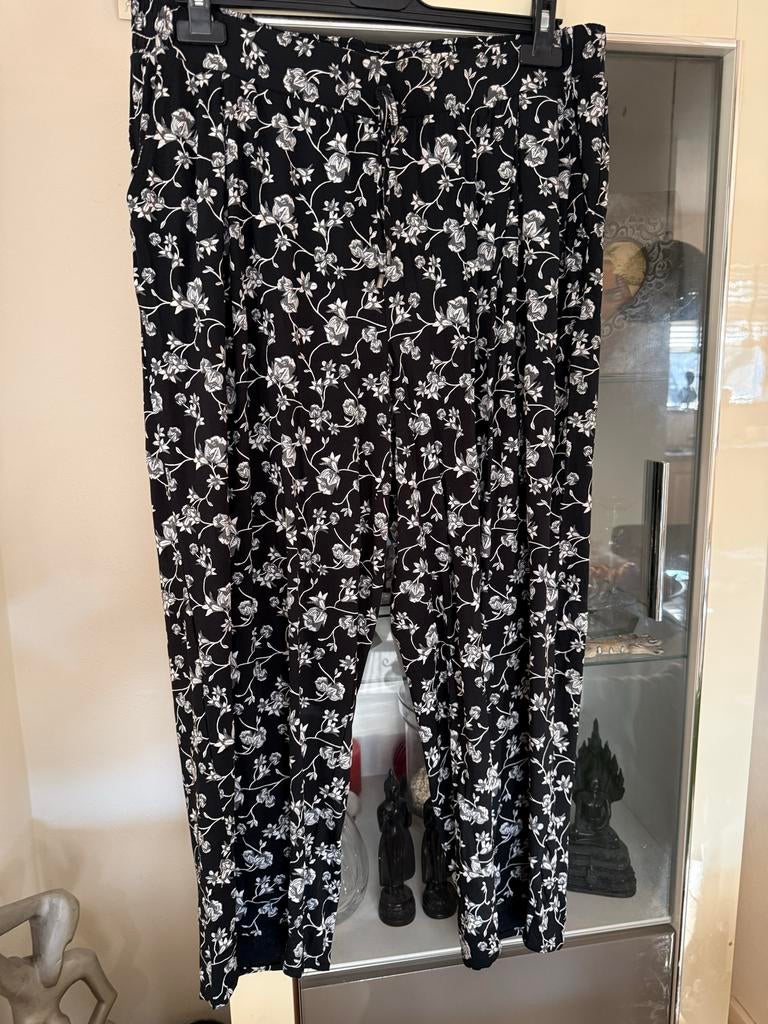 Zwarte broek met witte bloemenprint maat 50 Bonprix, Ophalen of Verzenden, Zo goed als nieuw, Zwart, Broek of Spijkerbroek