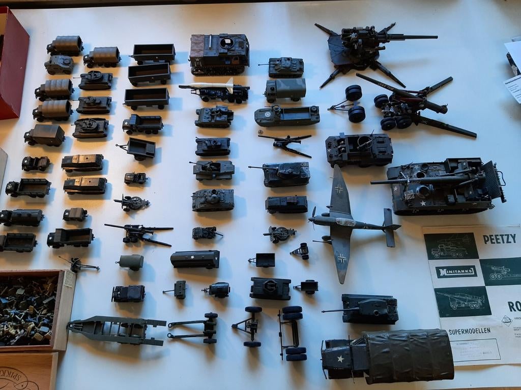 Verzameling mini militaire voertuigen en objecten jaren 50, Verzamelen, Militaria | Algemeen, Ophalen of Verzenden, Landmacht