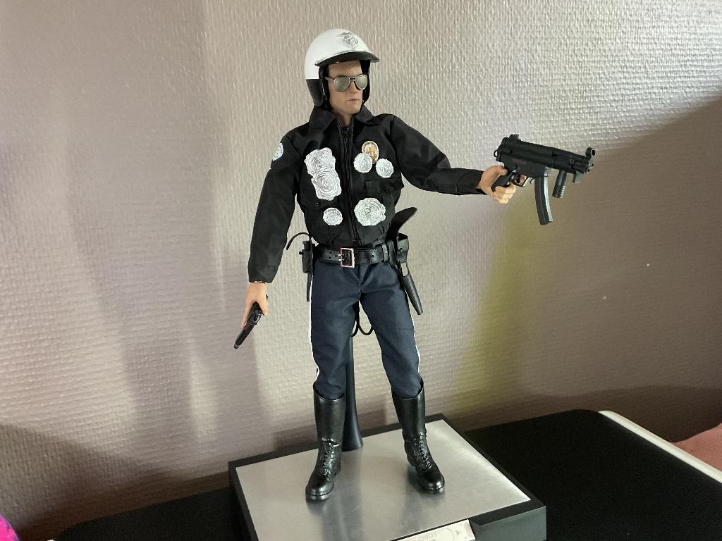 Terminator T-1000 motorcycle cop 1/6 Present toys, Ophalen of Verzenden, Zo goed als nieuw, Film, Actiefiguur of Pop