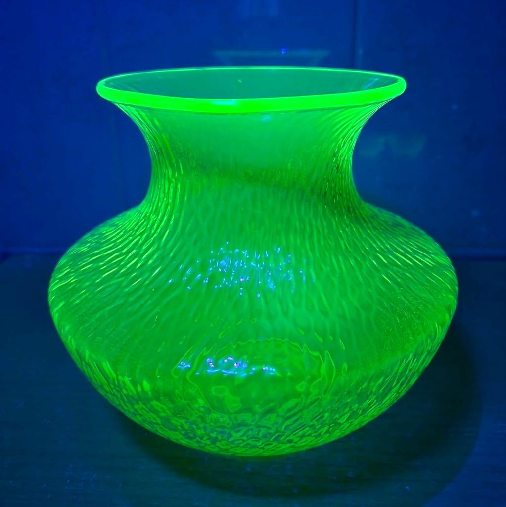 Uranium glazen Art Nouveau vaas, Bohemen 1900., Antiek en Kunst, Antiek | Glas en Kristal, Ophalen of Verzenden