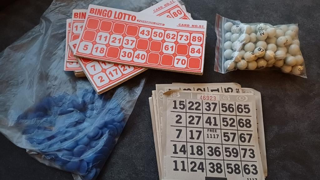 Bingo spel met kaarten, balletjes en fiches, Vijf spelers of meer, Ophalen of Verzenden, Gebruikt