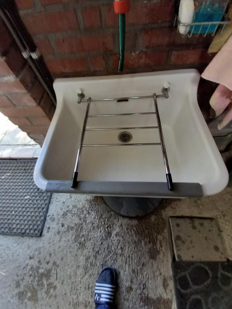 Grote porseleinen uitstortbak, Ophalen