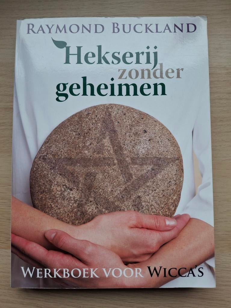 Raymond Buckland - Hekserij zonder geheimen, Boeken, Ophalen of Verzenden, Zo goed als nieuw, Instructieboek, Raymond Buckland