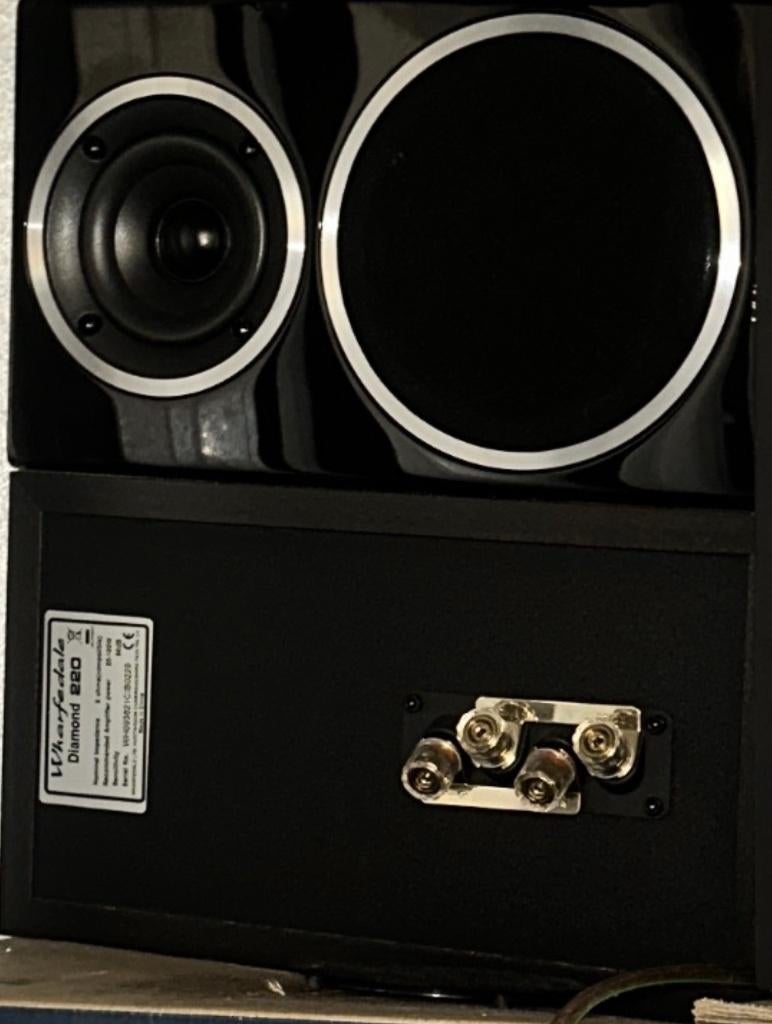 Set of 2: Wharfedale Diamond 220 Speakers, Zo goed als nieuw, 60 tot 120 watt, Front, Rear of Stereo speakers, Ophalen