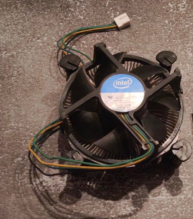 intel stock cooler LGA1155, Computers en Software, Computerkoelers, Ophalen of Verzenden, Zo goed als nieuw, Luchtkoeling