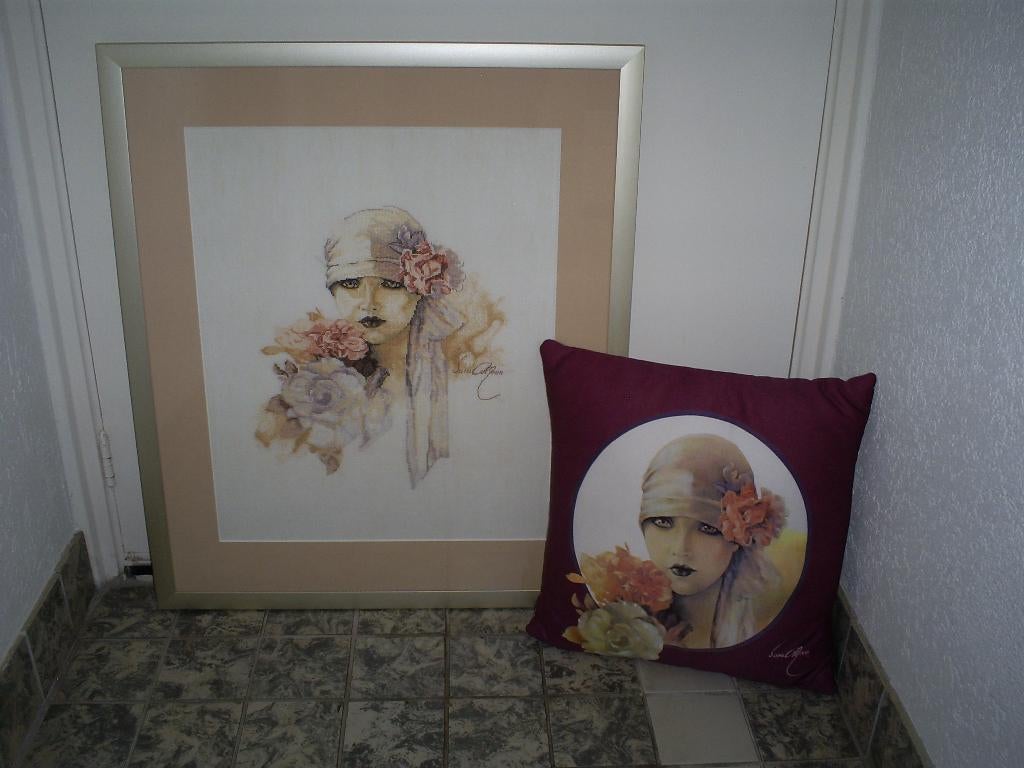 Geborduurd schilderij Sara Moon in lijst en kussen, Ophalen of Verzenden, Gebruikt, Overige typen