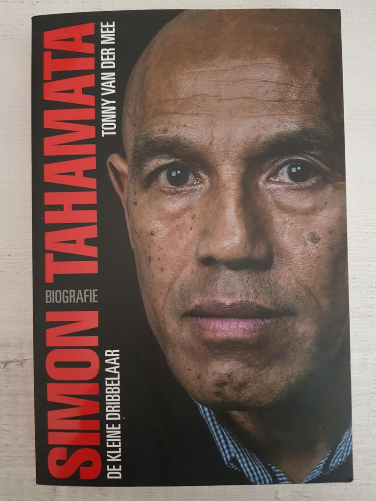 Simon Tahamata  - De kleine dribbelaar, Ophalen of Verzenden, Balsport