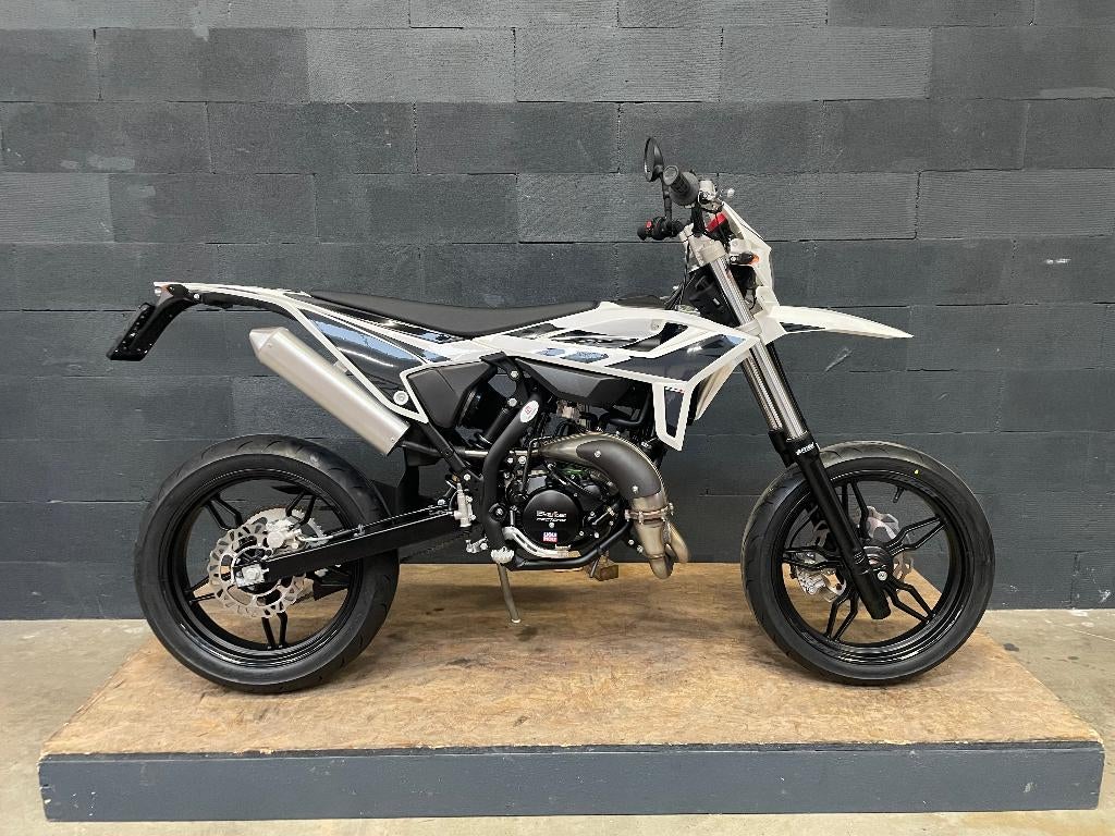 Beta RR 50 Motard Sport 2026 Wit, Nieuw 50cc AM6 Voorraad, Ophalen, 6 versnellingen, Maximaal 45 km/u, Nieuw
